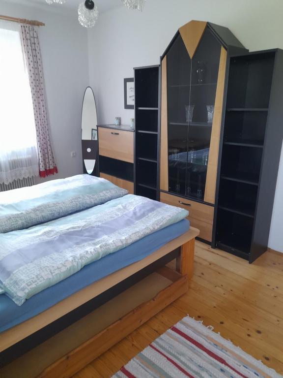 1 dormitorio con 1 cama y vestidor en Finihaus en Bad Zell