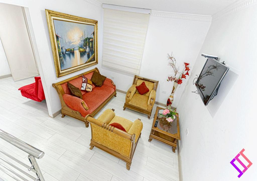 uma sala de estar com um sofá e cadeiras em Apartamento Moderno en la Ciudad Vallenata em Valledupar