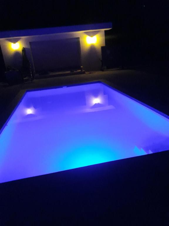 Bazén v ubytování Amazon Villas nebo v jeho okolí