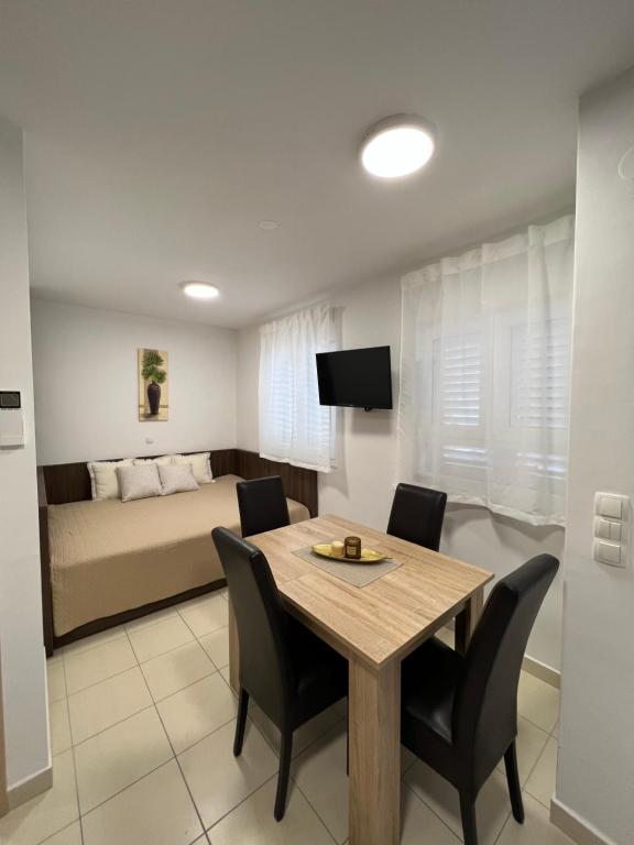 TV a/nebo společenská místnost v ubytování Apartmani Pernjak