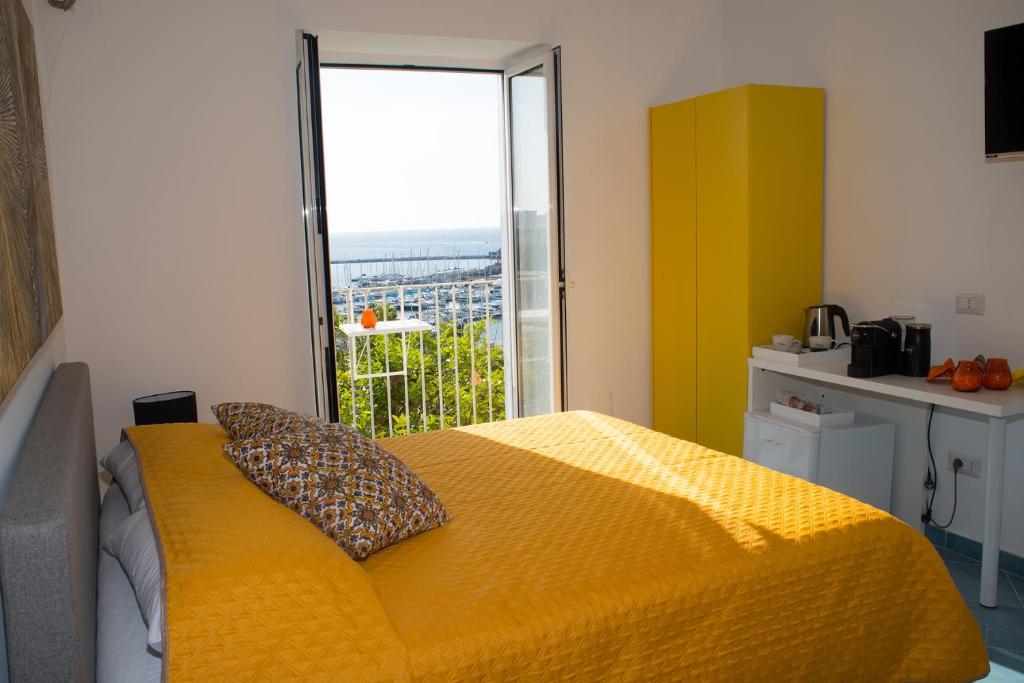 Postel nebo postele na pokoji v ubytování Punta Lingua Relais - Room 3 Port View