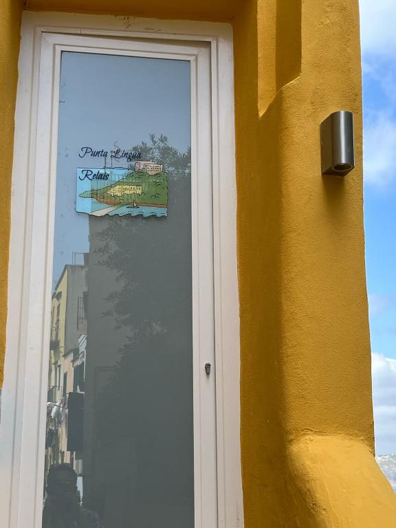 Fotografie z fotogalerie ubytování Punta Lingua Relais - Room 3 Port View v destinaci Procida
