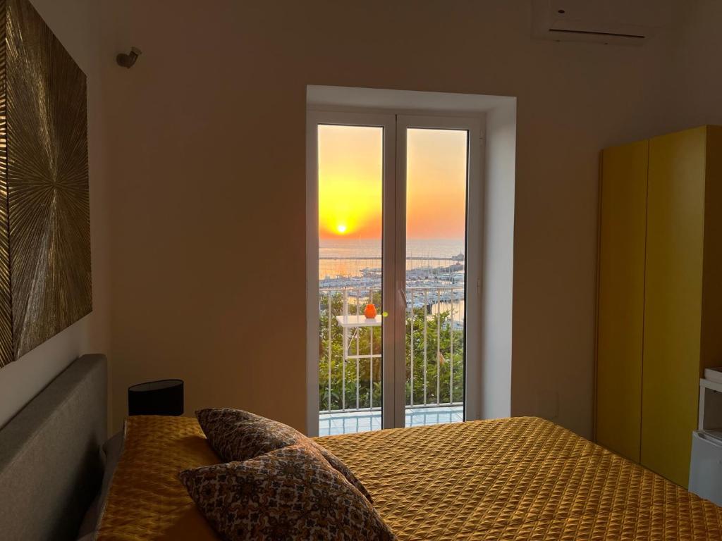 Postel nebo postele na pokoji v ubytování Punta Lingua Relais - Room 3 Port View