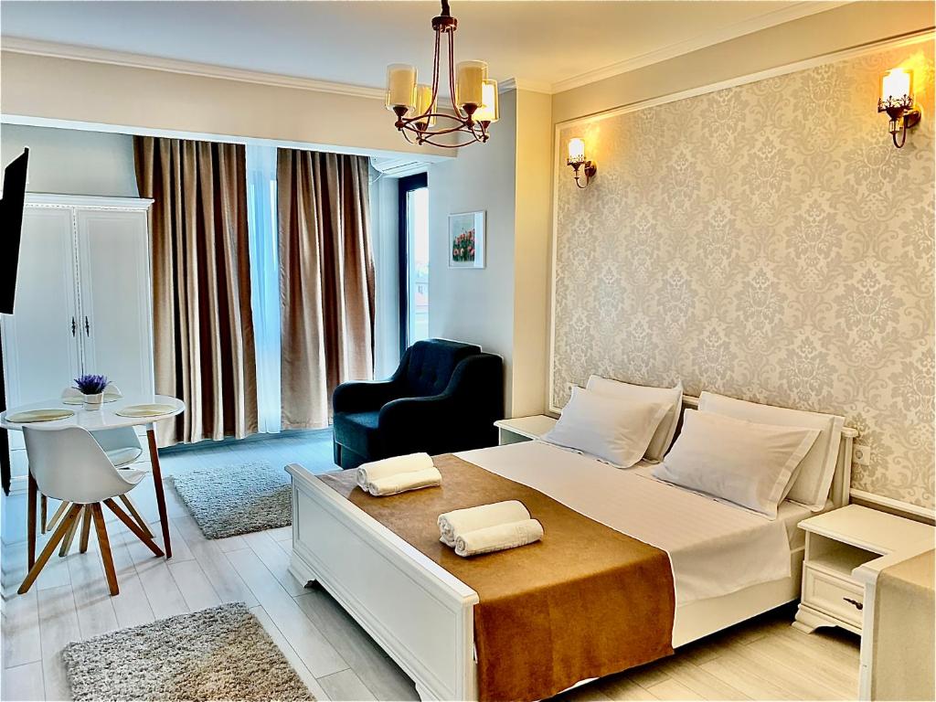 Un pat sau paturi într-o cameră la Summer apartments