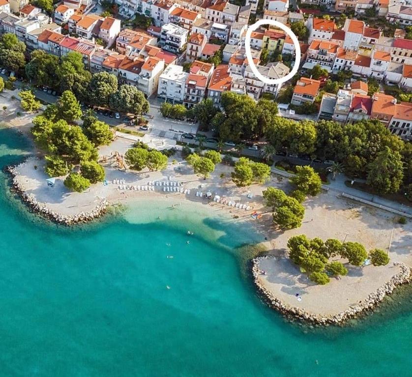una vista aérea de una isla turística en el agua en Villa Juni, en Crikvenica