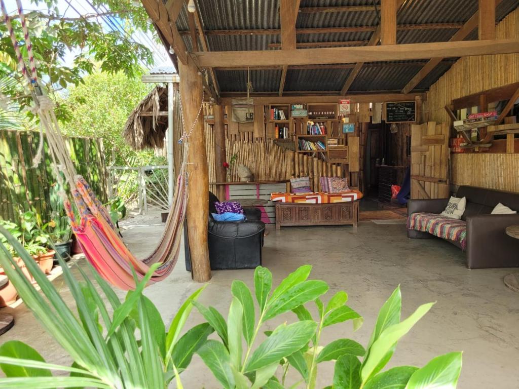 een woonkamer met hangmatten in een huis bij Roots Family in Puerto Viejo