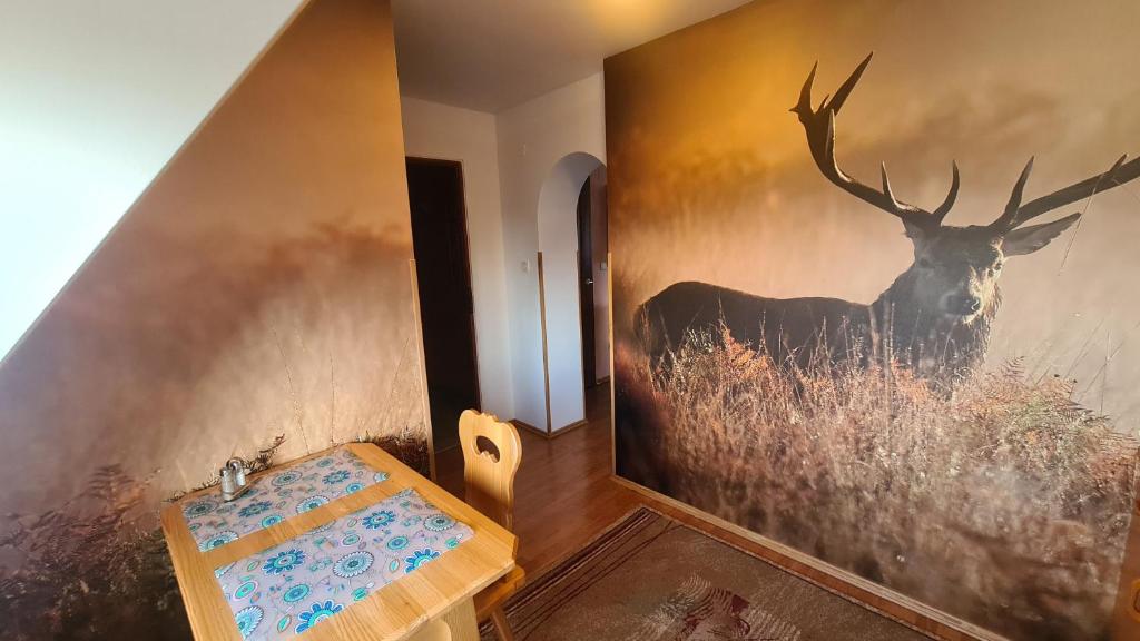 ザコパネにあるWynajem Pokoi Magdalenaの鹿絵画が施されたバスルーム