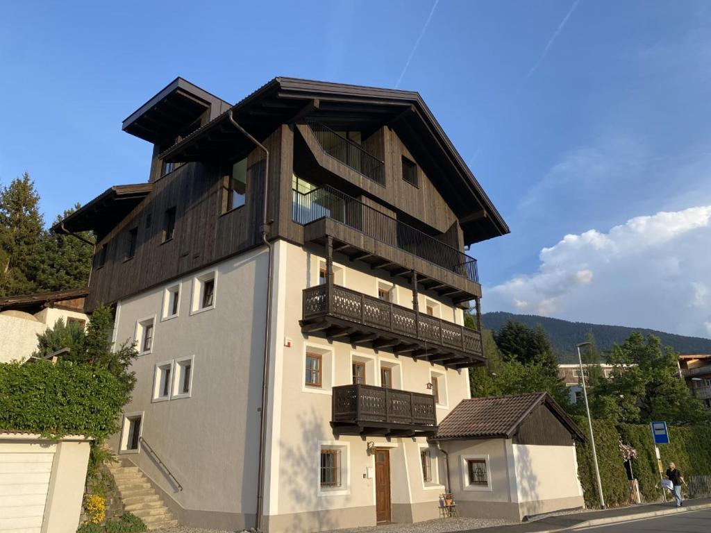 a building with a balcony on the side of it at Urige Ferienwohnung Steiger- Alloggio unico Steiger in Bressanone