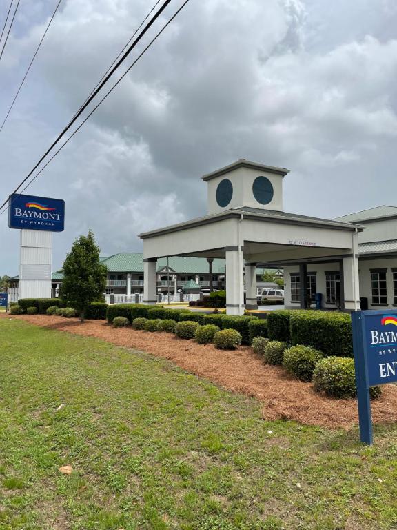 a building with a sign in front of it at Baymont by Wyndham Marianna in Marianna