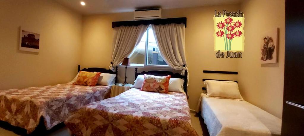 Postel nebo postele na pokoji v ubytování La Posada de Juan B&B