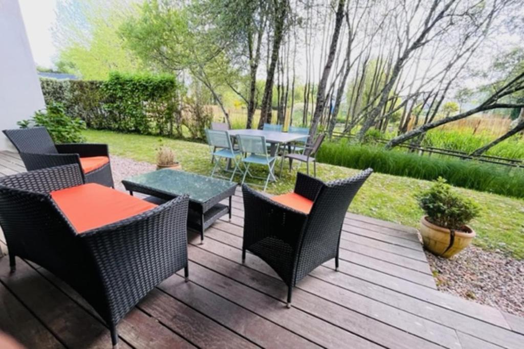 une terrasse avec des chaises, des tables, une table et des chaises dans l'établissement MAGNIFIQUE Rez de jardin au calme, à Baden