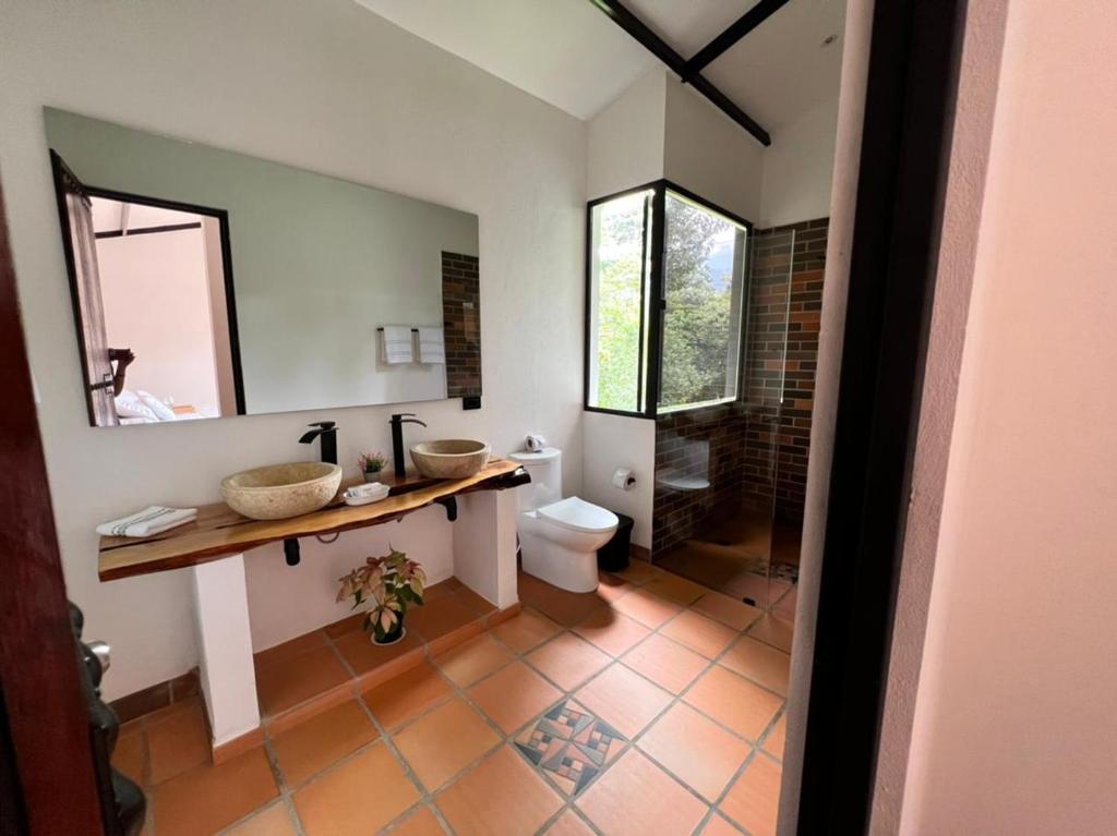 a bathroom with two sinks and a toilet at Reserva de Gomalu in San Francisco