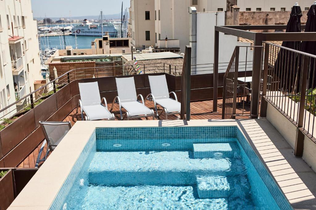 ein Pool auf dem Dach eines Gebäudes in der Unterkunft JOE'S GOMILA BOUTIQUE HOTEL in Palma de Mallorca