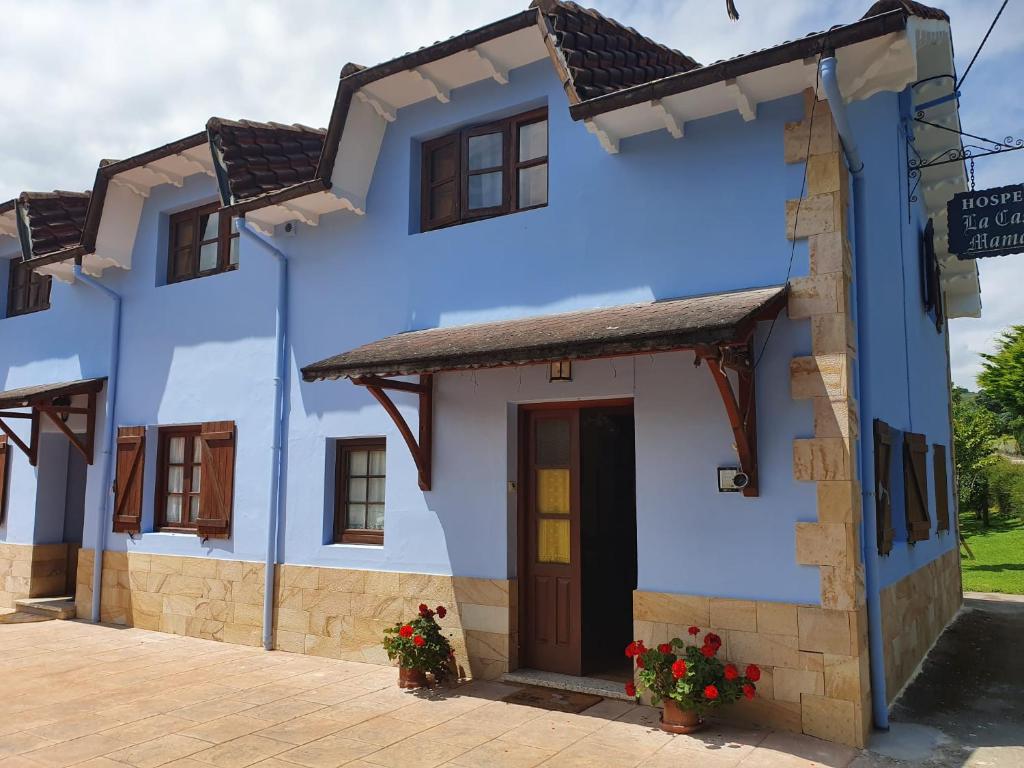 a house with blue walls and windows at La Casa de Mamasita (Casa completa) in Queveda