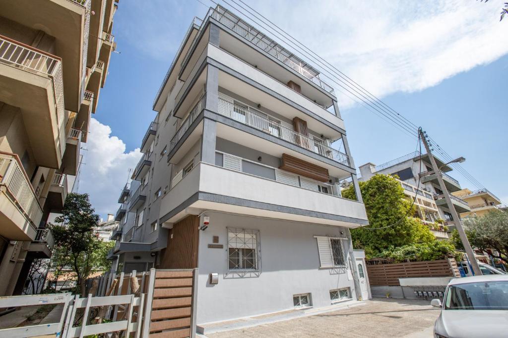 un edificio de apartamentos con fachada blanca en Raise Kifisias Serviced Apartments en Atenas