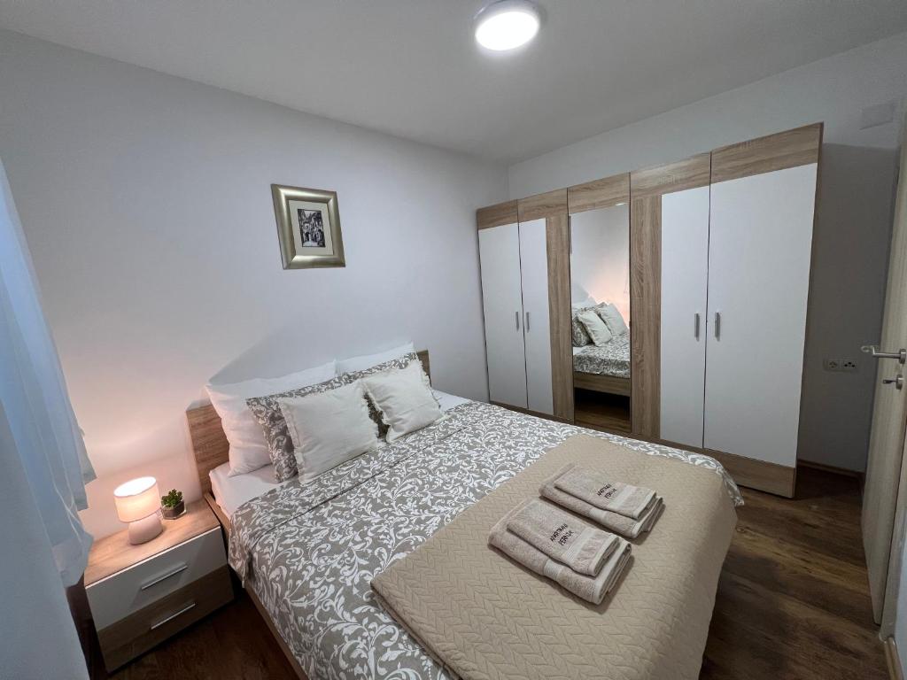 Postel nebo postele na pokoji v ubytování Apartmani Pernjak