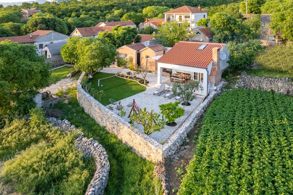 Anić的住宿－Holiday Home - Villa Thorak，享有花园房屋的空中景致