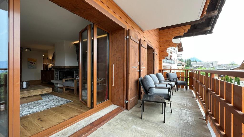 Rõdu või terrass majutusasutuses Zenith Views by Villars Luxury