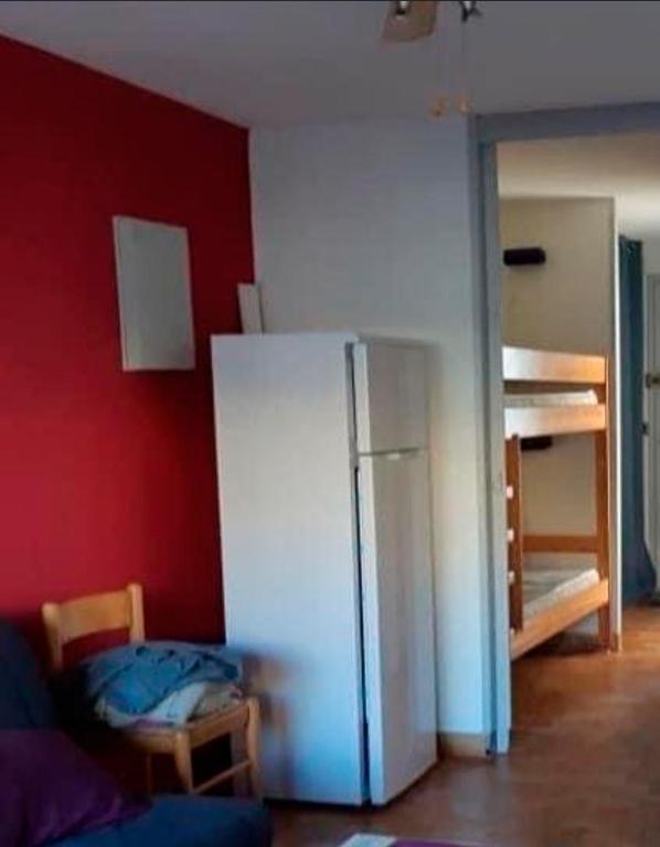 a room with a refrigerator and a bunk bed at Appartement avec jardin Gruissan in Gruissan