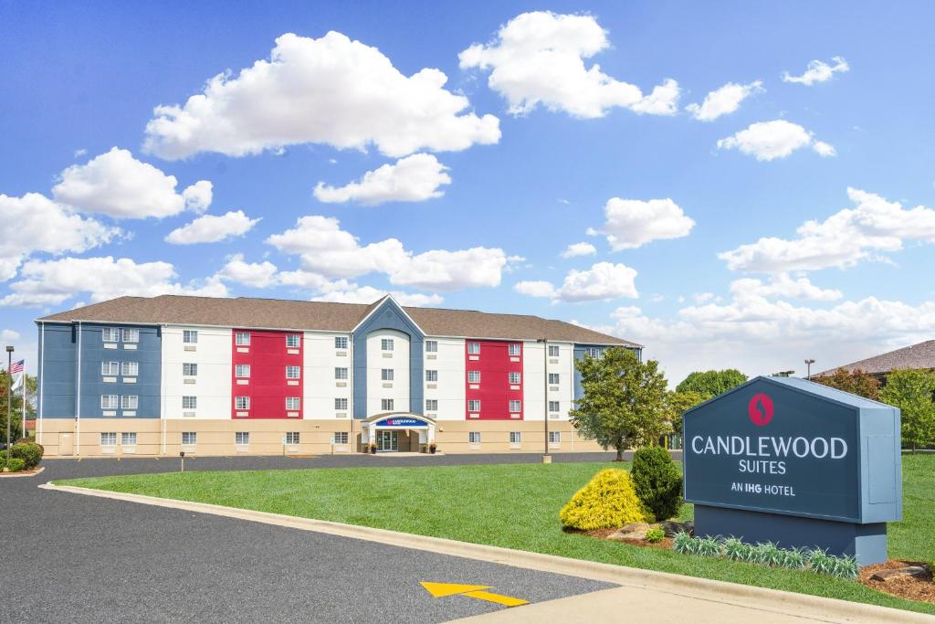una rappresentazione di un edificio del campus con un cartello di Candlewood Suites Ofallon, Il - St. Louis Area, an IHG Hotel a O'Fallon