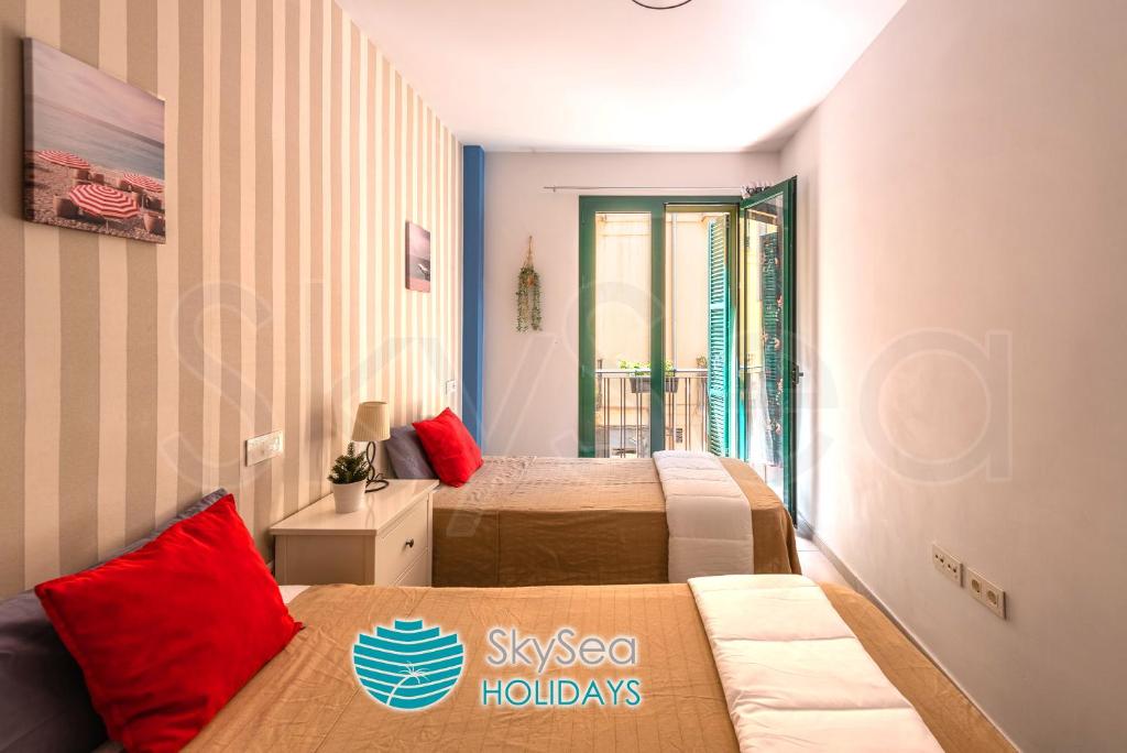 A bed or beds in a room at SkySea Holidays CITY CENTER SUITES
