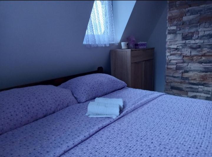 um quarto com uma cama com uma toalha em Vila Suza em Jezdići