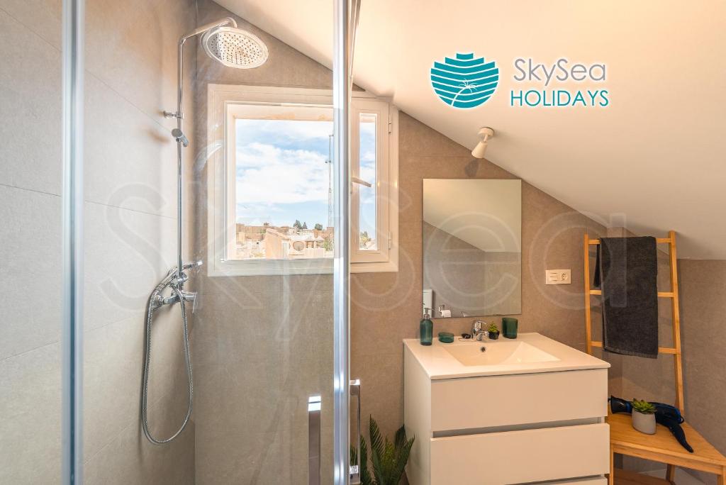 A bathroom at SkySea Holidays CITY CENTER SUITES