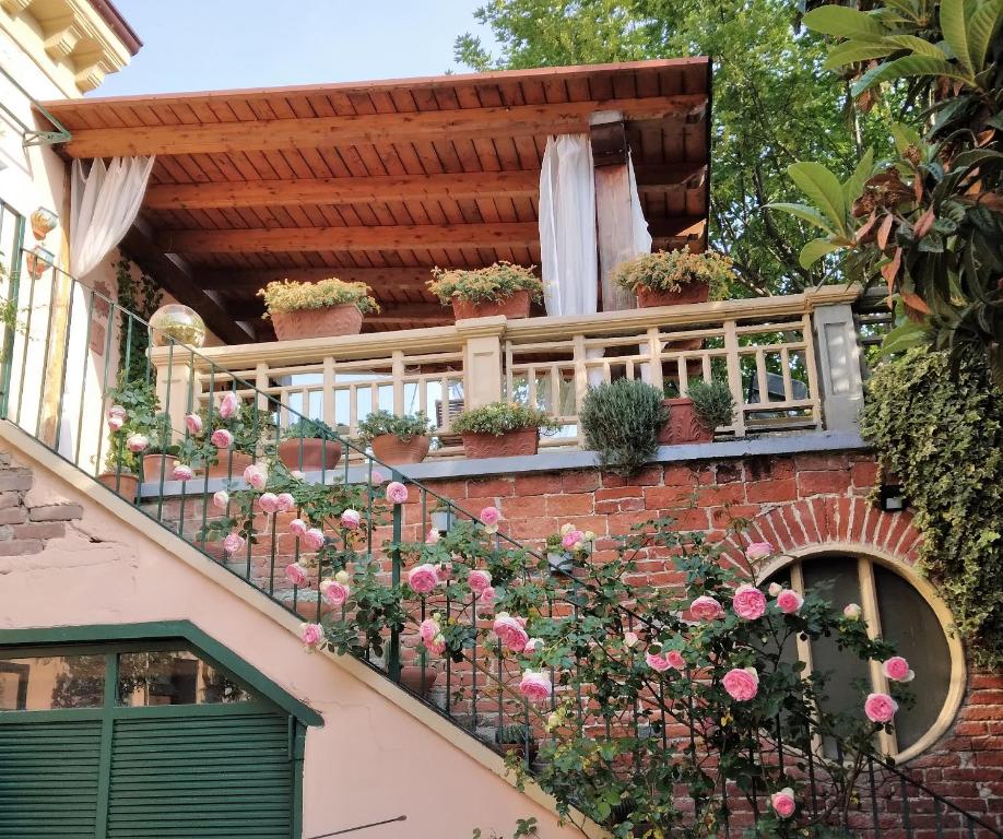 a balcony with flowers on a brick building at La Terrazza sul Monferrato in Ozzano Monferrato