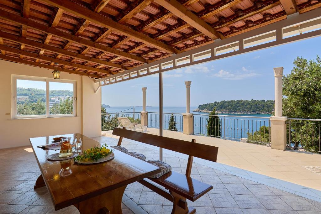un soggiorno con tavolo e vista sull'acqua di Bay View House a Zaton
