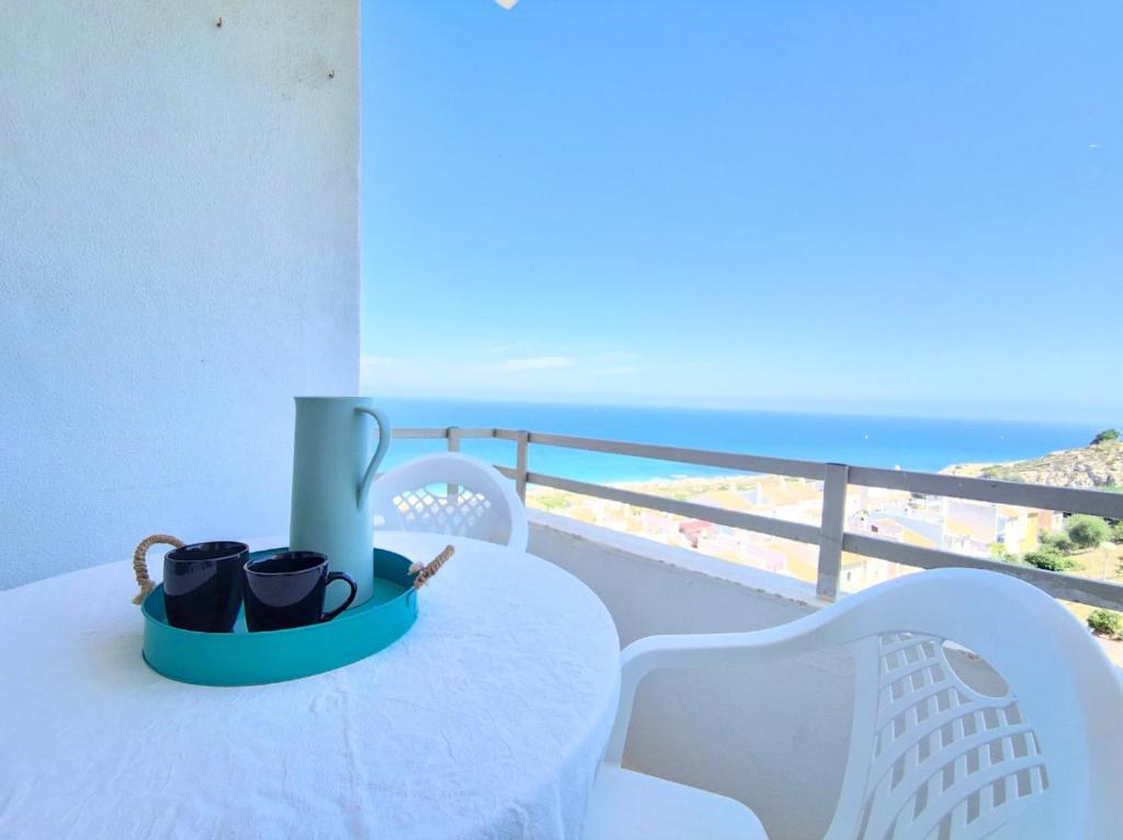 Booking.com: Fantastic seaview apartment with swimming pool ...