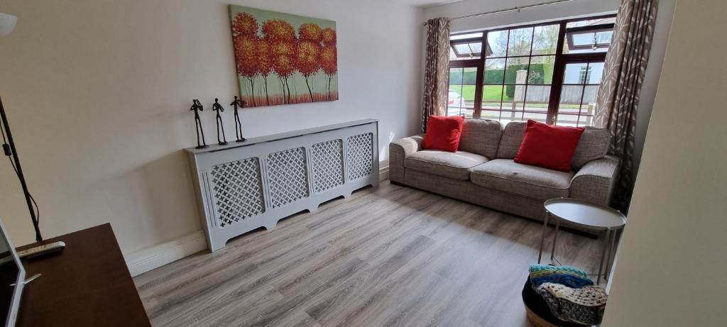 Posezení v ubytování Spacious Curragh 2-bed apartment with own entrance