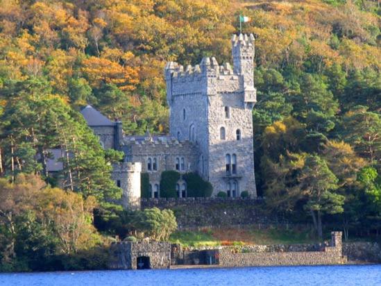 un castello sulla riva di un corpo d'acqua di Bunlin Heights Self Catering Studio a Milford