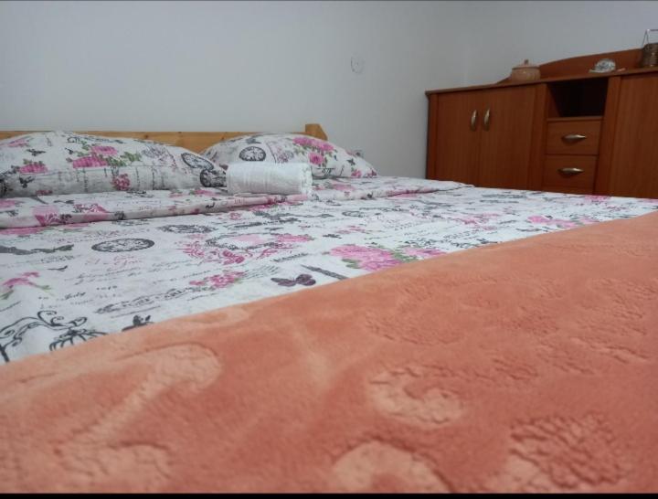 Ένα ή περισσότερα κρεβάτια σε δωμάτιο στο Vikendica Jezdić