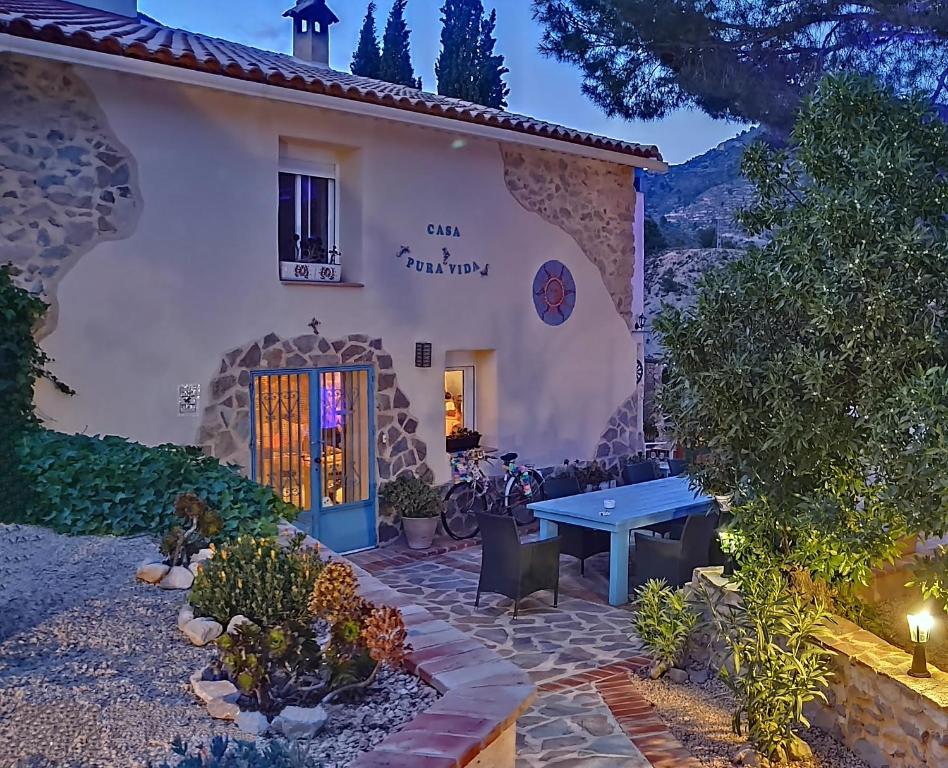 une maison avec une table devant elle dans l'établissement Casa Pura Vida, à Relleu