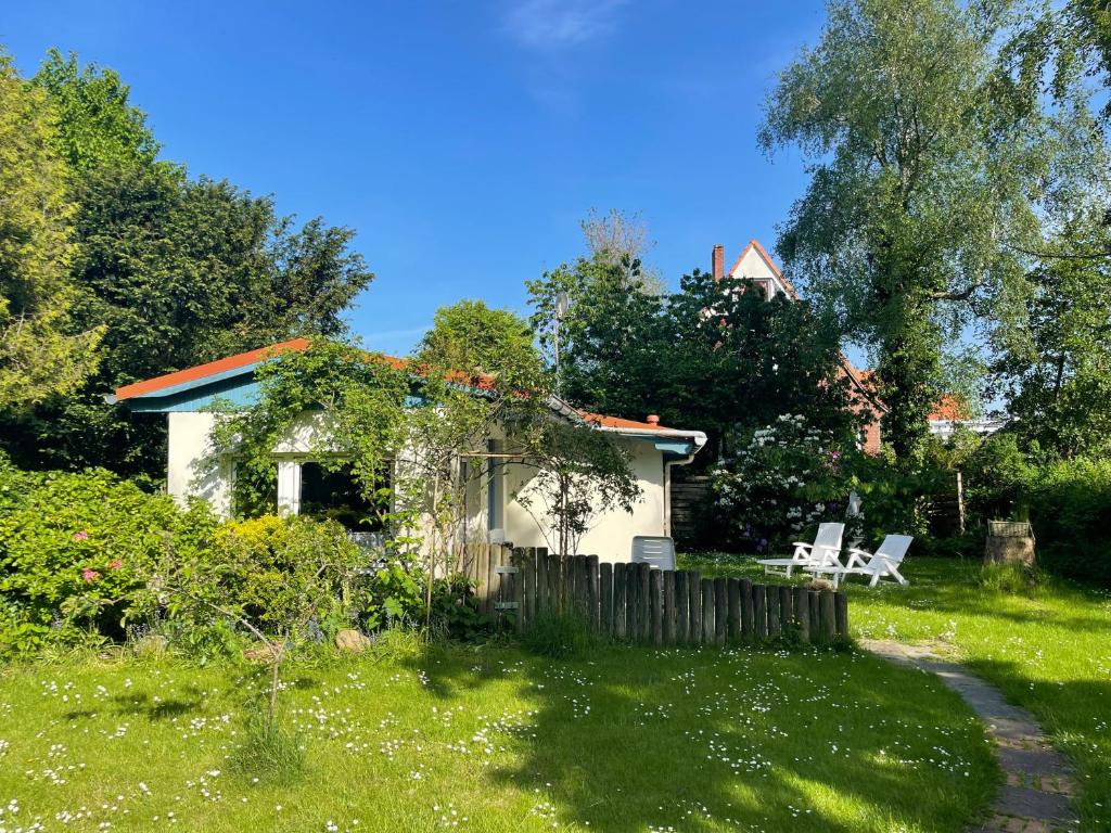Haus Seefalke - 250 m zum Meer - Apartment With Garden View