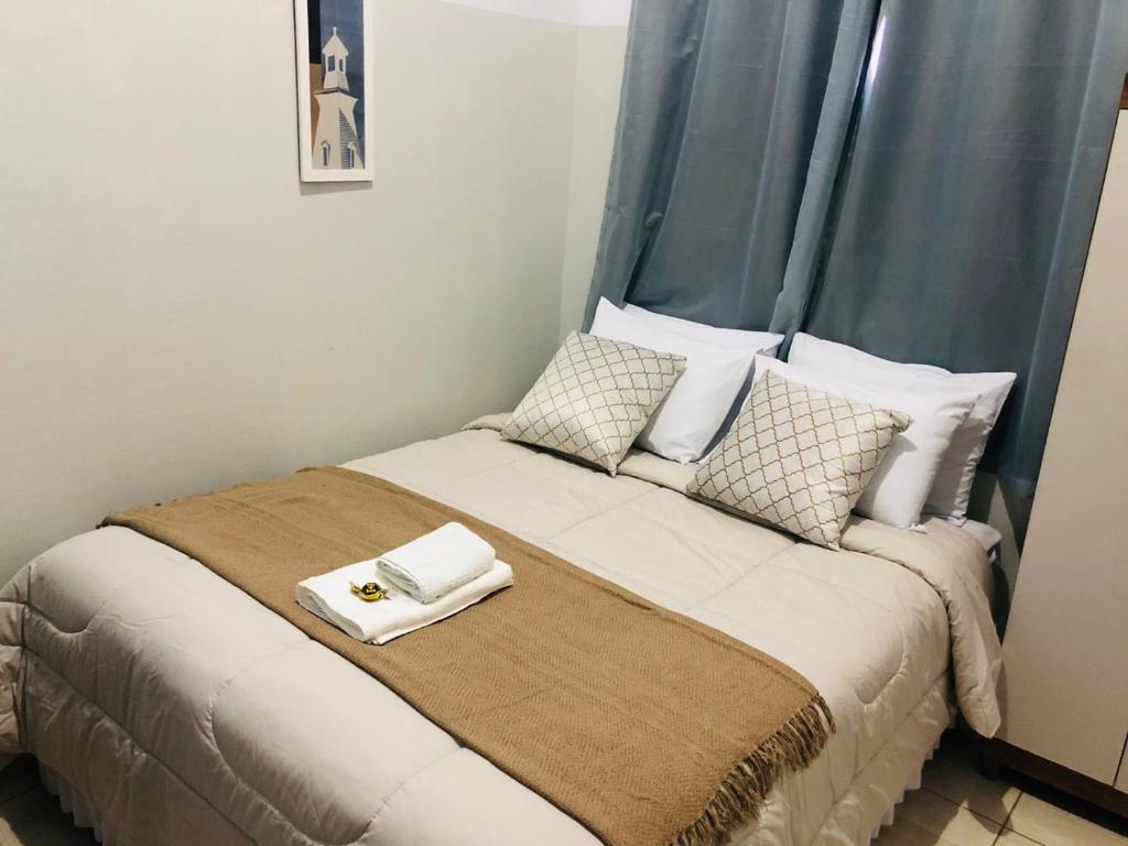 Una cama con dos toallas encima. en Ágape Hotel, en Rio Verde