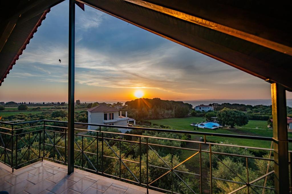 vistas a la puesta de sol desde el balcón de una casa en Villa Georgina B&B, en Katakolon