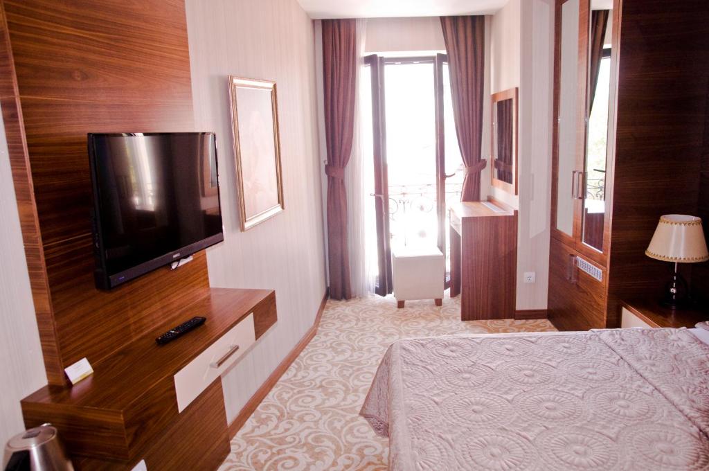 TV a/nebo společenská místnost v ubytování Kerimbey Hotel