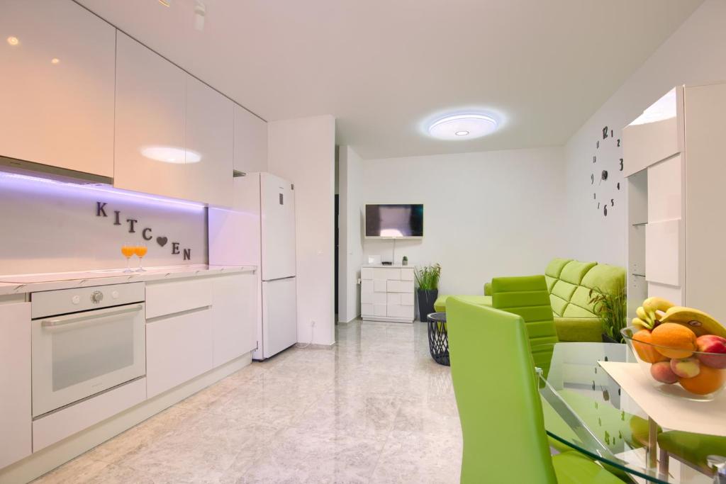 Fotografia z galérie ubytovania Beach Apartment with large terrace 50m from the beach v destinácii Pješčana Uvala
