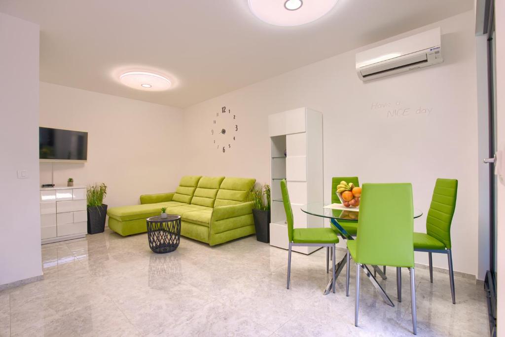 Fotografia z galérie ubytovania Beach Apartment with large terrace 50m from the beach v destinácii Pješčana Uvala