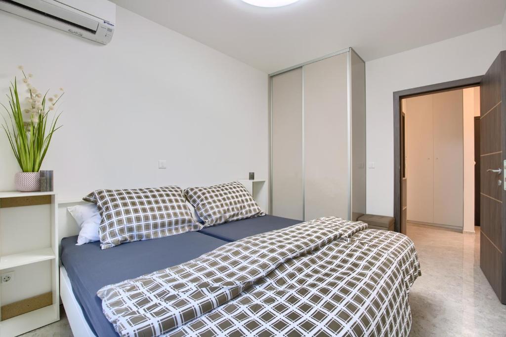 Fotografia z galérie ubytovania Beach Apartment with large terrace 50m from the beach v destinácii Pješčana Uvala