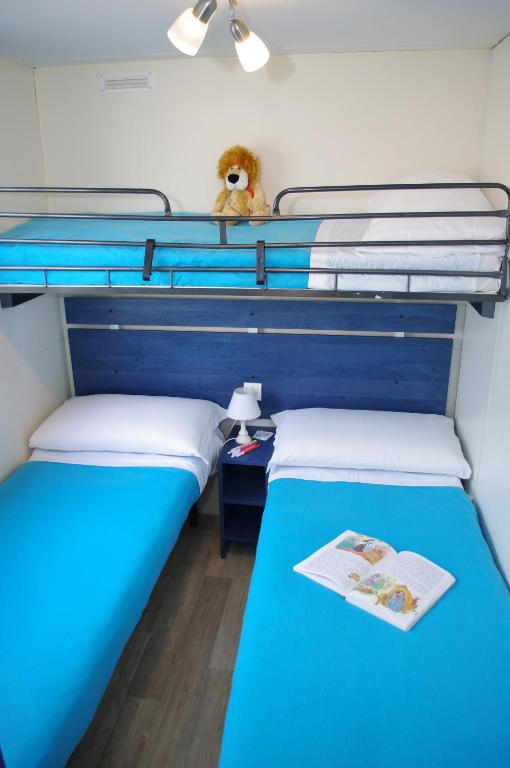 Postel nebo postele na pokoji v ubytování Happy Camp mobile homes in Centro Vacanze Bi Village