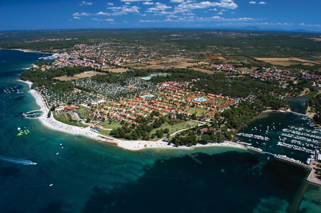 een luchtzicht op een klein eiland in de oceaan bij Happy Camp mobile homes in Centro Vacanze Bi Village in Fažana