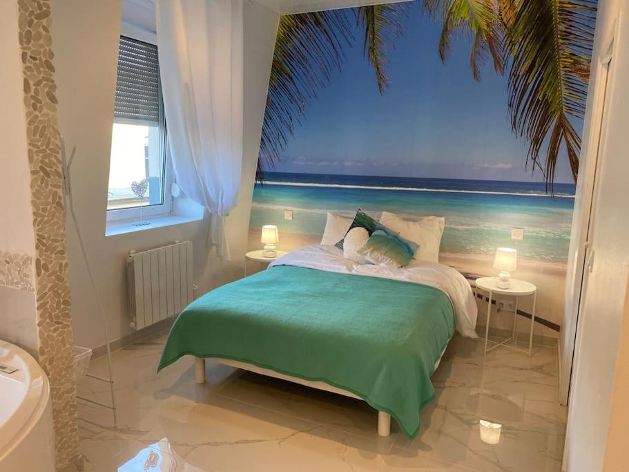 sypialnia z łóżkiem i widokiem na ocean w obiekcie Esprit MALDIVES ...... SPA LOVE au coeur de Mulhouse w Miluzie