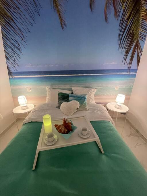Łóżko lub łóżka w pokoju w obiekcie Esprit MALDIVES ...... SPA LOVE au coeur de Mulhouse