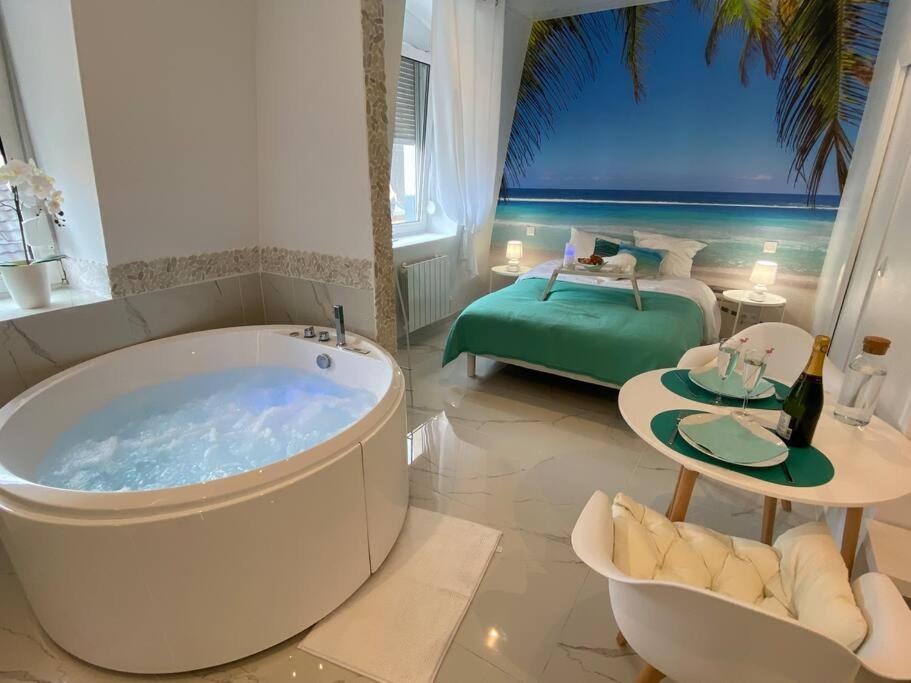 Łóżko lub łóżka w pokoju w obiekcie Esprit MALDIVES ...... SPA LOVE au coeur de Mulhouse