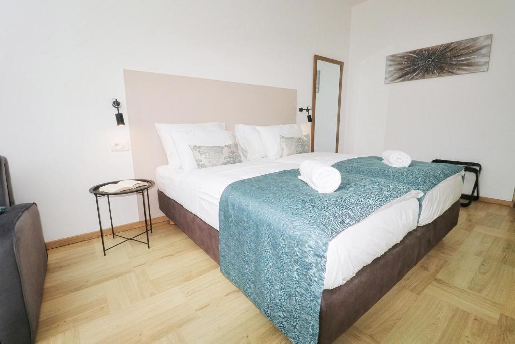Postel nebo postele na pokoji v ubytování Luxury Villa Magico