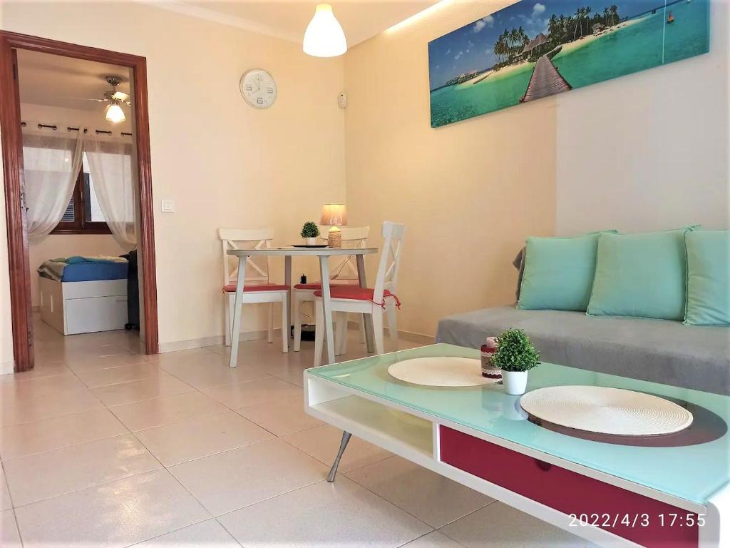 Posezení v ubytování TROPICAL Playa z widokiem na morze, 400 m do plaży La Mata Beach
