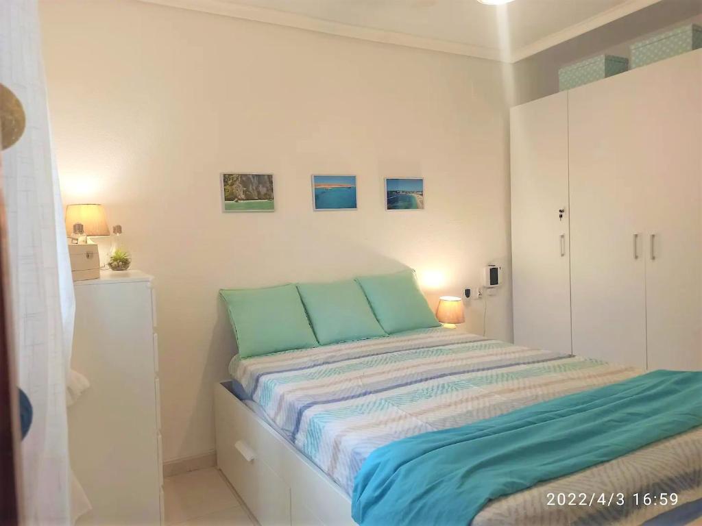 Postel nebo postele na pokoji v ubytování TROPICAL Playa z widokiem na morze, 400 m do plaży La Mata Beach