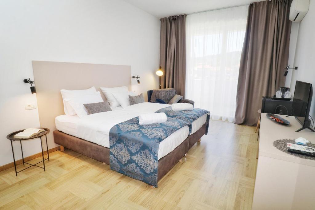 Postel nebo postele na pokoji v ubytování Luxury Villa Magico